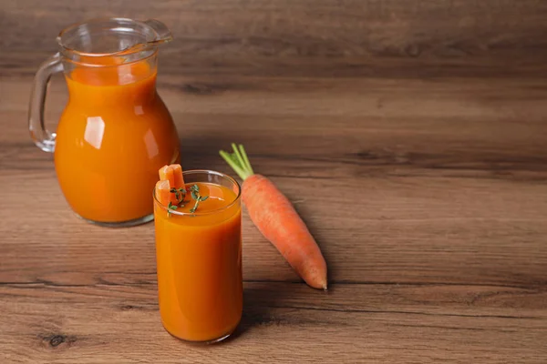 Морквяний Сік Склі Глечику Дерев Яному Столі — стокове фото