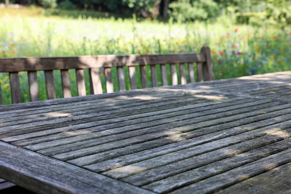 Κενό Ξύλινο Τραπέζι Πάγκο Την Ηλιόλουστη Μέρα Στον Κήπο — Φωτογραφία Αρχείου