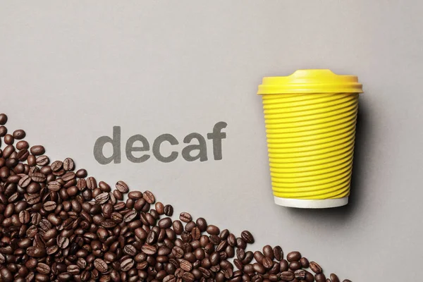 Word Decaf Koffiebonen Afhaalpapier Beker Lichtgrijze Achtergrond Plat Lay — Stockfoto