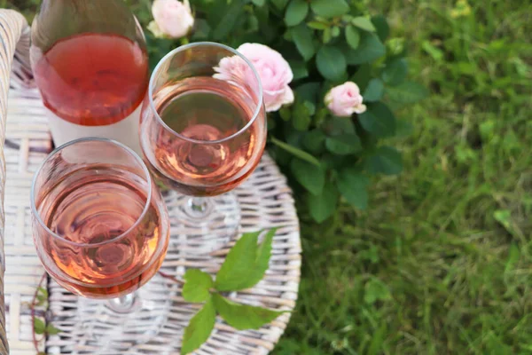 Ποτήρια Και Μπουκάλι Νόστιμο Ροζέ Κρασί Στο Καλάθι Πικνίκ Εξωτερικούς — Φωτογραφία Αρχείου