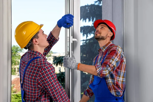 室内にプラスチック窓を設置する労働者 — ストック写真