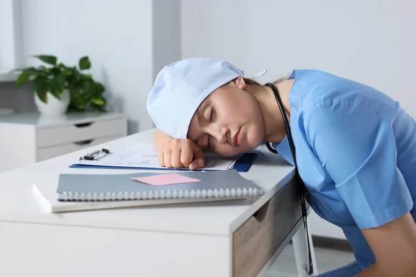 Cansado Joven Médico Durmiendo Lugar Trabajo Oficina — Foto de Stock