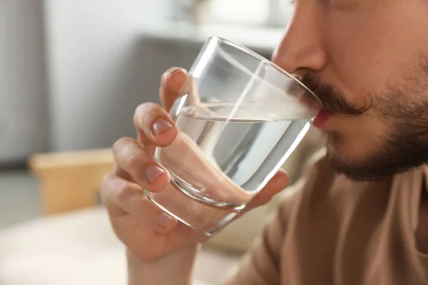 男人在家里喝水 更新饮料 — 图库照片