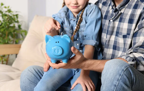 Kleines Mädchen Mit Ihrem Vater Die Münze Sparschwein Hause Nahaufnahme — Stockfoto
