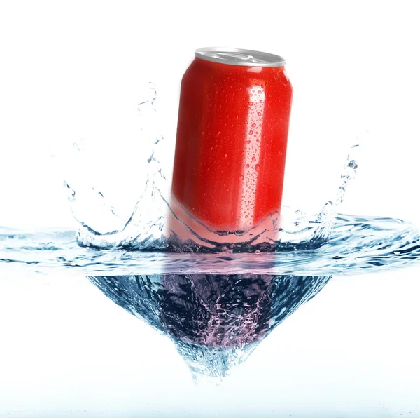 白い背景に水のスプラッシュとレッドアルミ缶 — ストック写真