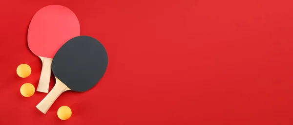 赤の背景にピンポンラケットとボール フラットレイアウト テキスト用のスペース バナーデザイン — ストック写真