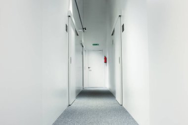 Yurtta dar beyaz koridor. Modern tasarım