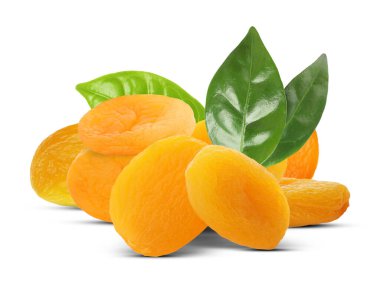 Beyaz arka planda lezzetli kurutulmuş kayısılar ve yeşil yapraklar.