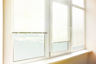 Odada yatay panjurları olan şık bir pencere