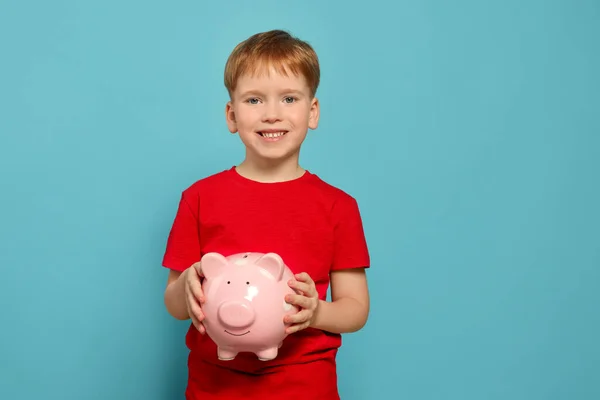 Netter Kleiner Junge Mit Keramik Sparschwein Auf Hellblauem Hintergrund — Stockfoto