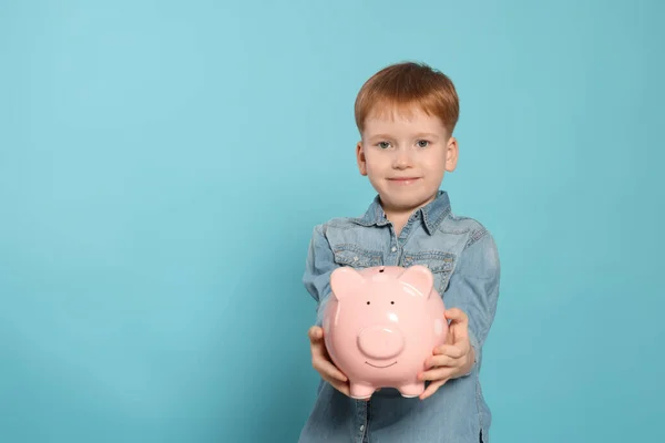 Netter Kleiner Junge Mit Keramik Sparschwein Auf Hellblauem Hintergrund Platz — Stockfoto