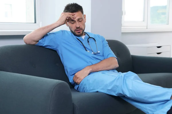 Yorgun Doktor Hastanede Kanepede Dinleniyor — Stok fotoğraf