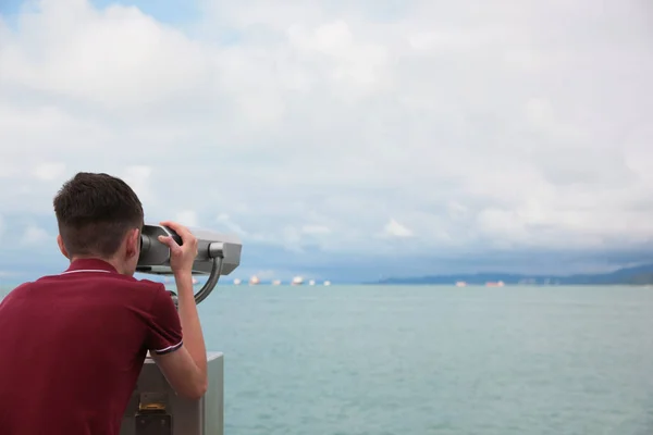 Adolescente Olhando Através Binóculos Montados Montanhas Espaço Para Texto — Fotografia de Stock