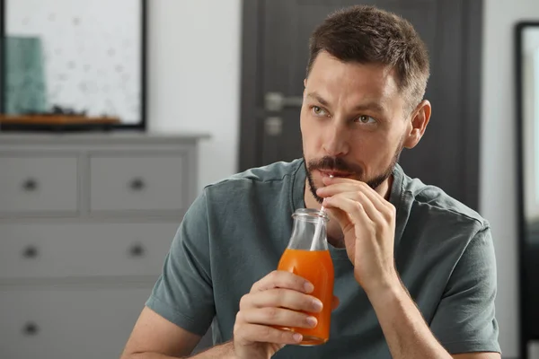 男人在家里喝着美味的果汁 文字的空间 — 图库照片