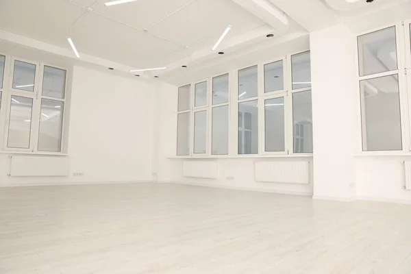 Salle Bureau Moderne Avec Murs Blancs Fenêtres Design Intérieur — Photo