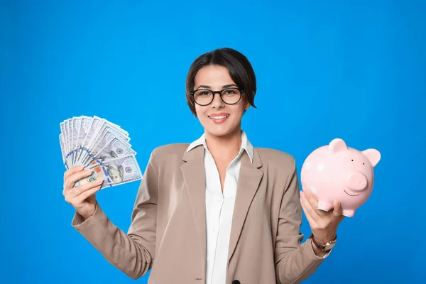 Jonge Vrouw Bril Met Geld Spaarvarken Bank Lichtblauwe Achtergrond — Stockfoto