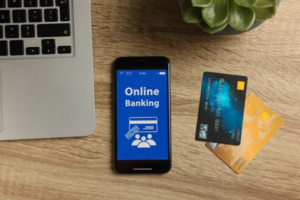 Smartphone Con Applicazione Bancaria Online Carte Credito Tavolo Legno Flat — Foto Stock