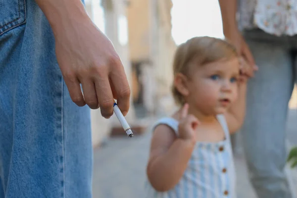 Mujer Fumando Cigarrillo Lugar Público Aire Libre Primer Plano Fumes — Foto de Stock