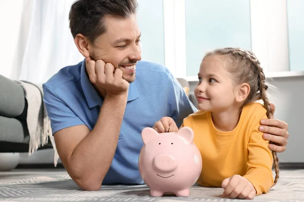 Klein Meisje Met Haar Vader Zetten Munt Spaarvarken Bank Thuis — Stockfoto
