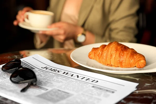 Donna Seduta Con Tazza Bevanda Calda Tavola Concentrarsi Sul Croissant — Foto Stock