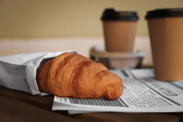 Leckere Croissants Zeitungs Und Pappbecher Kaffee Auf Holztisch Nahaufnahme — Stockfoto