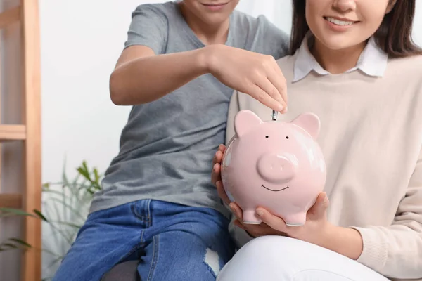 Jongen Met Zijn Moeder Zet Geld Spaarvarken Bank Thuis Close — Stockfoto