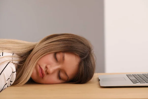 Mujer Joven Durmiendo Frente Computadora Portátil Mesa Madera Interior — Foto de Stock