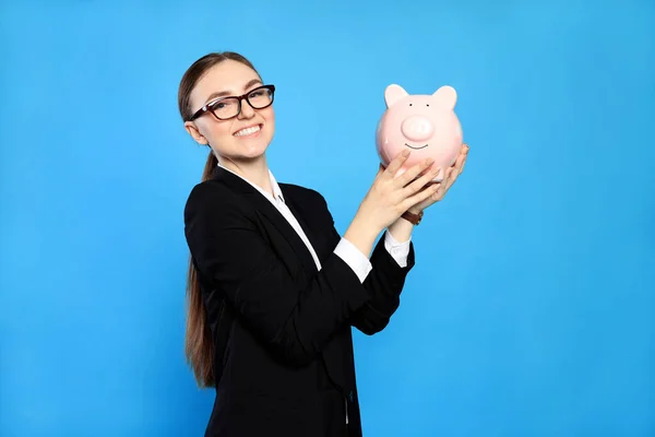 Šťastná Mladá Podnikatelka Prasátko Banky Světle Modrém Pozadí — Stock fotografie