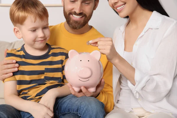 Glückliche Familie Steckt Münze Sparschwein Drinnen Nahaufnahme — Stockfoto