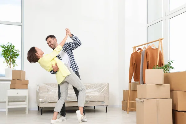 Glückliches Paar Tanzt Neuer Wohnung Bewegender Tag — Stockfoto