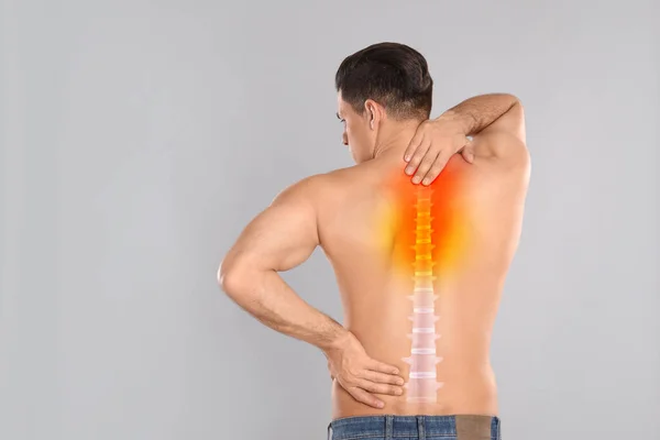 Hombre Que Sufre Dolor Espalda Sobre Fondo Gris Claro — Foto de Stock