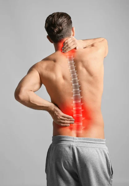 Mann Mit Rücken Und Nackenschmerzen Auf Hellgrauem Hintergrund — Stockfoto