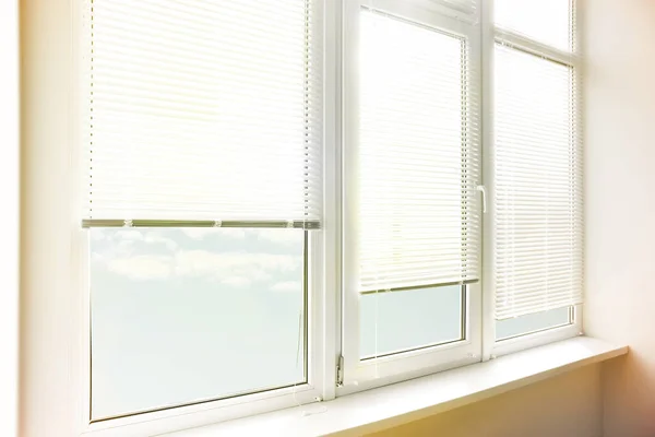 部屋に水平ブラインド付きのスタイリッシュな窓 — ストック写真