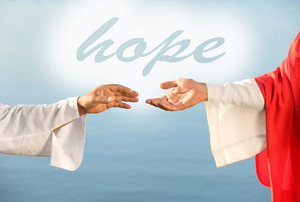 Conceito Esperança Homem Estendendo Mão Jesus Cristo Perto Água Livre — Fotografia de Stock