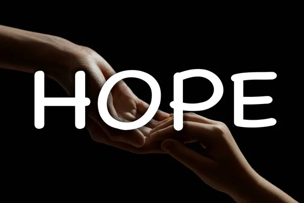 Conceito Esperança Mulher Com Criança Fundo Preto Close Mãos — Fotografia de Stock