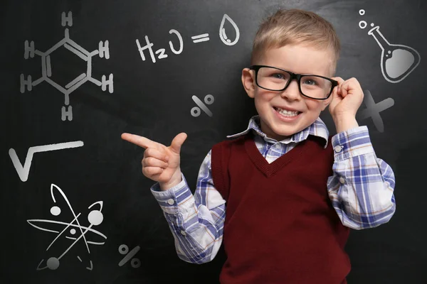 Criança Bonito Vestindo Óculos Perto Quadro Com Fórmulas Químicas — Fotografia de Stock
