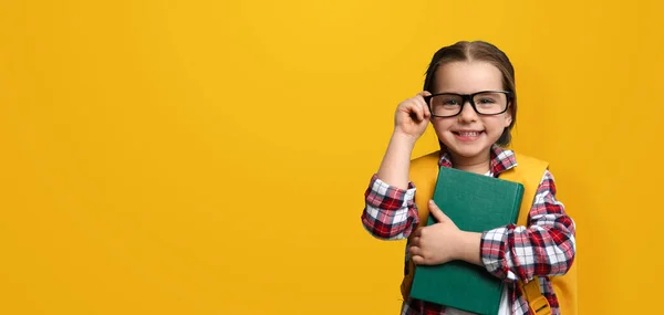 学校で初めて 黄色の背景に眼鏡をかけてかわいい小さな子供 テキストのためのスペース バナーデザイン — ストック写真