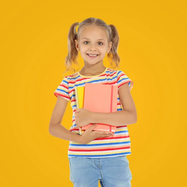 Kleines Kind Mit Schulbedarf Auf Gelbem Hintergrund — Stockfoto