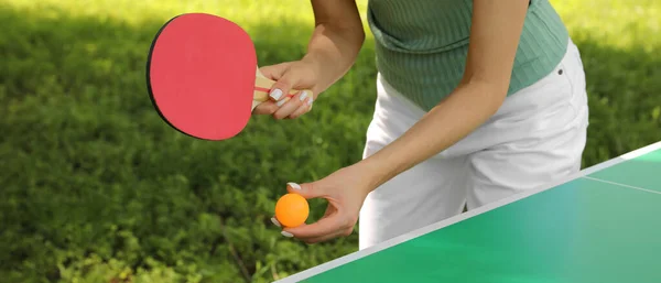 公園で卓球をしている若い女性が近づいている バナーデザイン — ストック写真
