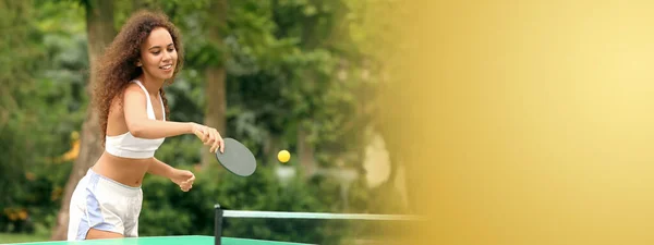 Joven Mujer Afroamericana Jugando Ping Pong Aire Libre Espacio Para —  Fotos de Stock