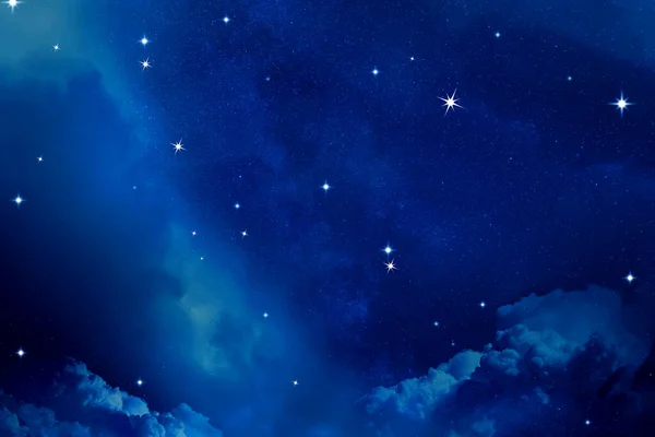 Vacker Utsikt Över Natthimlen Med Moln Och Stjärnor — Stockfoto
