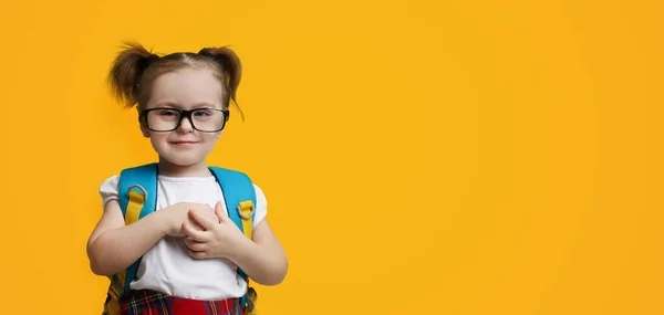Első Alkalom Iskolában Aranyos Kisgyerek Szemüveget Visel Sárga Háttérrel Hely — Stock Fotó