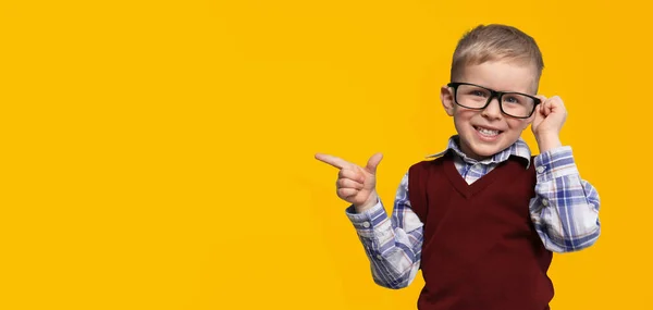 Primera Vez Escuela Lindo Niño Pequeño Con Gafas Fondo Amarillo —  Fotos de Stock