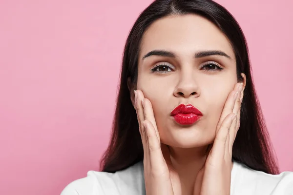 Wanita Muda Cantik Memberikan Ciuman Latar Belakang Merah Muda Close — Stok Foto