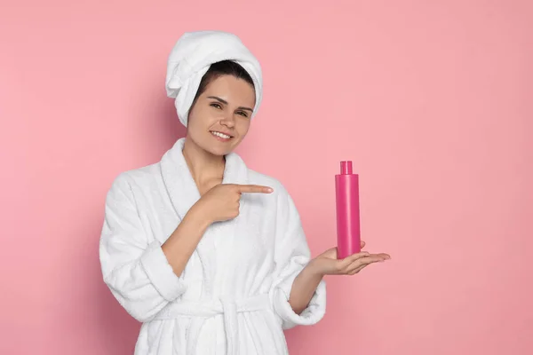 Beautiful Young Woman Holding Bottle Shampoo Pink Background — Stok fotoğraf