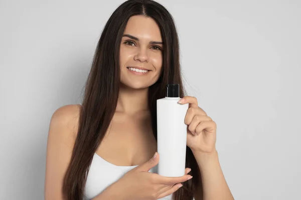 Beautiful Young Woman Holding Bottle Shampoo White Background — ストック写真