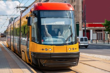 Şehirde tramvay yolda. Toplu taşıma