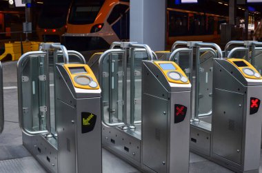İstasyonda birçok modern turnikeler var. Ücret toplama sistemi