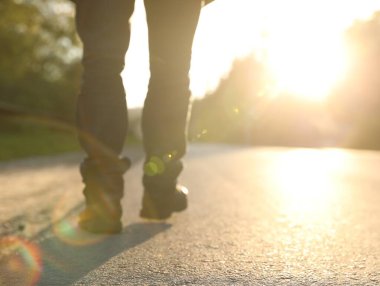 Dışarıda yürüyen adam, yakın plan. Metin için boşluk