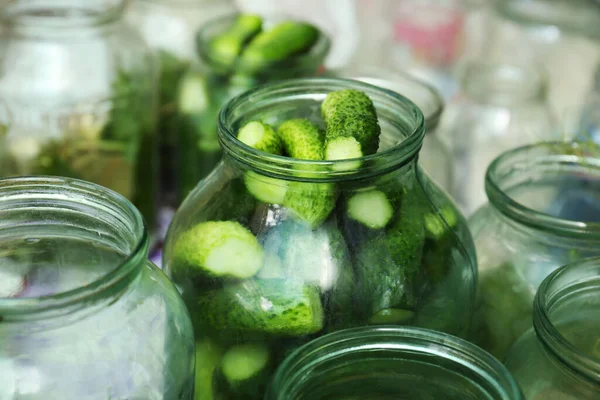 Glasburk Med Färska Gurkor Närbild Gurkväxter — Stockfoto